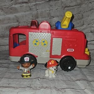 2016 Fisher Price Little People Firetruck‎ With Fire Dog And Fireperson